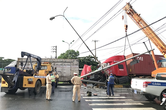 VIDEO: Xe container mất lái, đâm đổ cụm đèn tín hiệu 